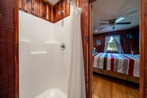 Ducha, bañera de hidromasaje, secador de pelo y toallas