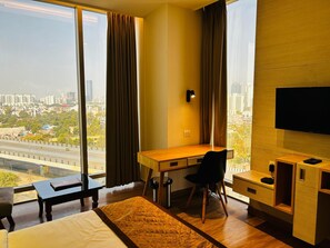 Habitación básica doble de uso individual, vista a la ciudad | Sábanas de algodón egipcio, ropa de cama de alta calidad y minibar 