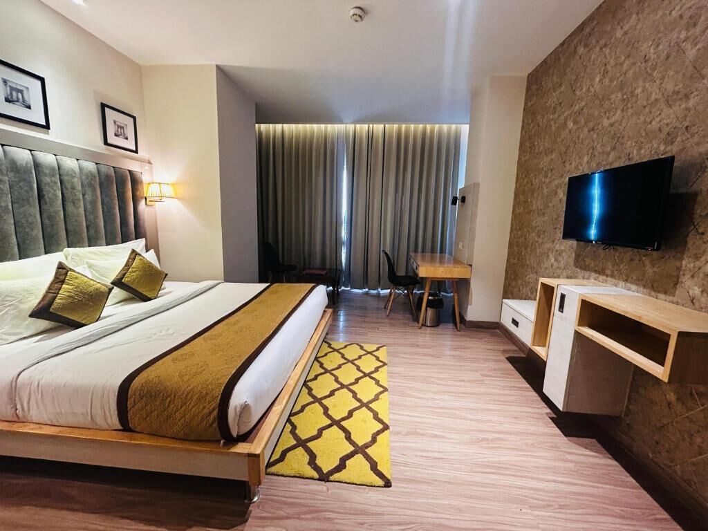 Egyptian cotton sheets, premium bedding, minibar, in-room safe