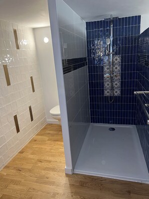 Dusj, hårføner, håndklær og såpe