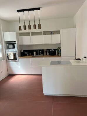 Mikrowelle, Ofen, Herdplatte, Geschirrspüler