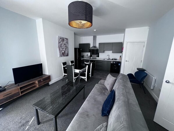 Living area - Cosy 2-BR Flat near Salford Royal with Parking (Salford)