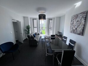 Living area - Cosy 2-BR Flat near Salford Royal with Parking (Salford)