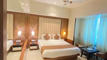 Grand Studio Suite | Desk, laptop workspace, soundproofing, free WiFi