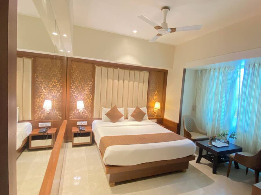 Grand Studio Suite | Desk, laptop workspace, soundproofing, free WiFi
