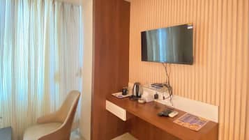 Grand Studio Suite | Desk, laptop workspace, soundproofing, free WiFi