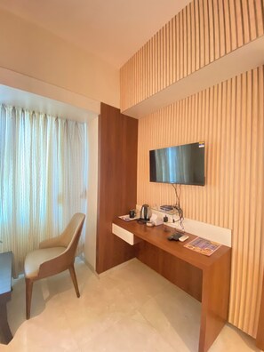 Grand Studio Suite | Desk, laptop workspace, soundproofing, free WiFi - Hotel Czar Inn (Navi Mumbai)