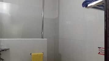 Shower, handuk, sabun, dan tisu toilet