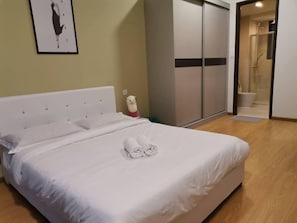 Appartamento Standard, vista città | 3 camere, ferro/asse da stiro, connessione Internet via cavo gratuita