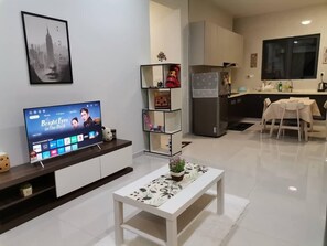 En 32-tommers Flatskjerm-TV med kabel-kanaler