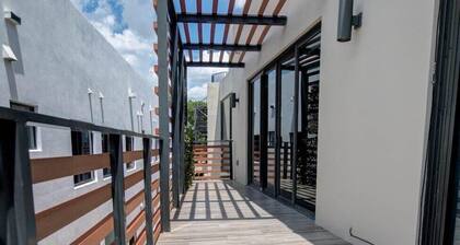Modern 3BR PH with Rooftop Patio in Miami