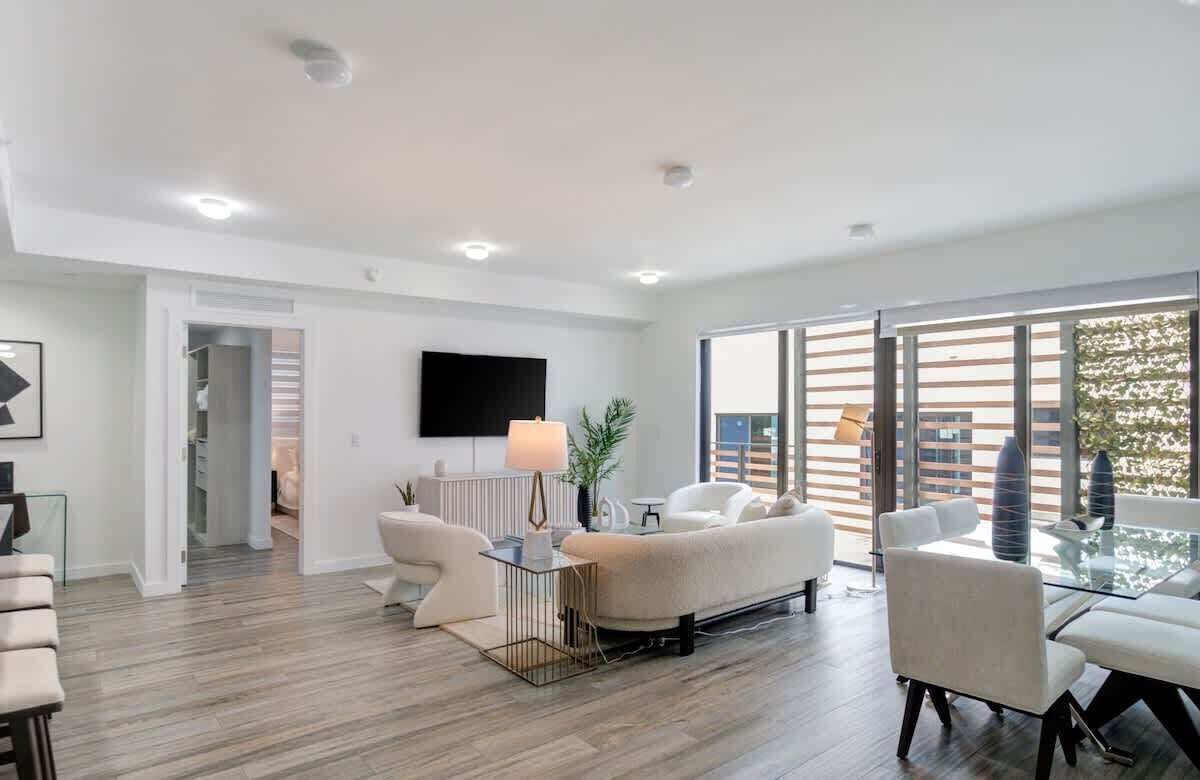 Una Smart TV, una oficina