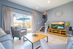 Fernseher, DVD-Player, Bücher, Stereoanlage