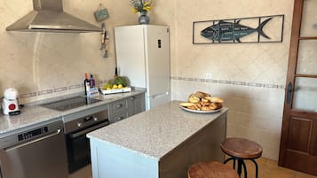 Refrigerador, microondas, horno y lavavajillas
