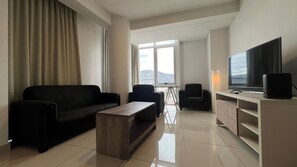Apartamento empresarial, vista para a montanha | Área de estar | TV LED 40 polegadas com canais digitais