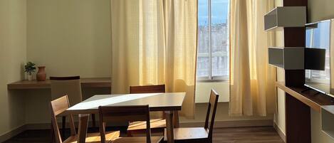 Appartement Familial, balcon, vue montagne | Coin séjour