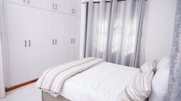 3 habitaciones, tabla de planchar con plancha, wifi y ropa de cama