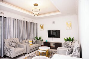 Living area - A cozy 3-bedroom apartment with WiFi, hot water and DSTV in Lilongwe (Lilongwe)