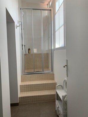 Dusche, Haartrockner, Handtücher, Seife