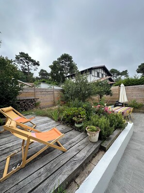 Terrace/patio - Charming villa with garden and terraces in a quiet location just 8 minutes from the beach!  (Arcachon)