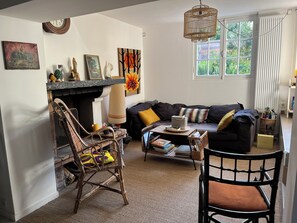 Living area - Charming villa with garden and terraces in a quiet location just 8 minutes from the beach!  (Arcachon)