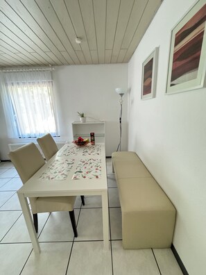 Dining - H&H Home - Quite and Central Apartment near Park in Sindelfingen (Sindelfingen)