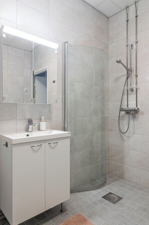 Deluxe Studio, City View | Bathroom