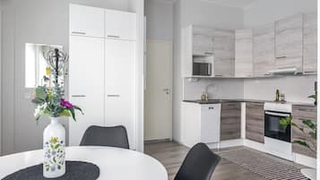 Estúdio luxo, vista para a cidade | Cozinha privada | Cafeteira/chaleira, chaleira elétrica, torradeira