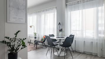 Studio – deluxe, byutsikt | Spiseområde på rommet