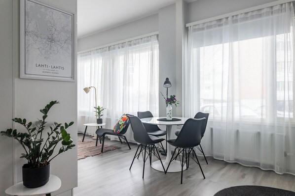 Studio – deluxe, byutsikt | Spiseområde på rommet