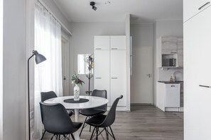 Deluxe Stüdyo, Şehir Manzaralı | Odada yemek servisi
