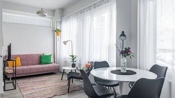 Deluxe-studio, kaupunkinäköala | Oleskelualue | Älytelevisio