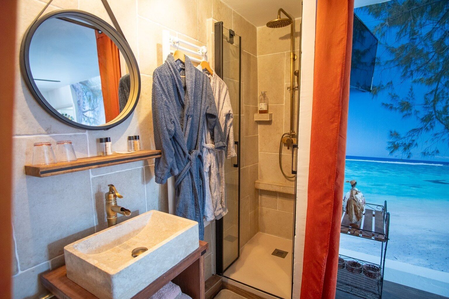 Shower, jetted bath, hair dryer, towels