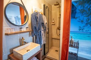 Douche, baignoire à jets, sèche-cheveux, serviettes fournies