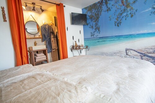 Private guest house with swimming pool, jacuzzi, Nordic bath and games!