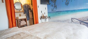 Private guest house with swimming pool, jacuzzi, Nordic bath and games!