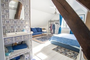 5 bedrooms, iron/ironing board, WiFi, bed sheets