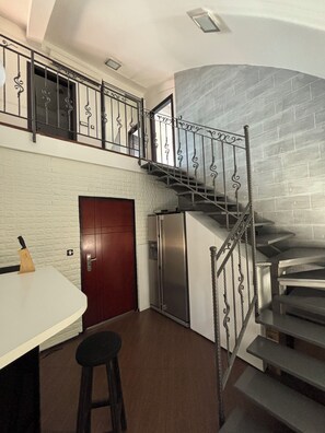 Comfort Duplex, City View | Private kitchen
