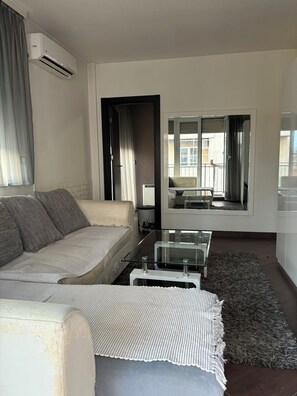 Comfort Apartment, City View | Living area