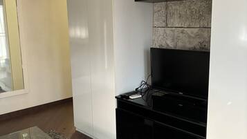 Departamento Confort, vista a la ciudad | Área de sala de estar | Televisión de pantalla plana