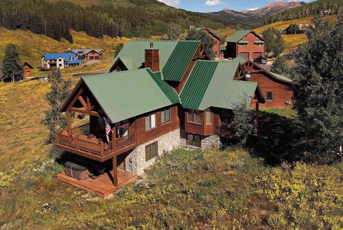Creek Cove, Gorgeous home, hot tub, very private