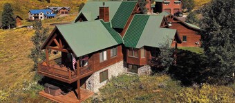 Creek Cove, Gorgeous home, hot tub, very private