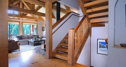 Creek Cove, Gorgeous home, hot tub, very private