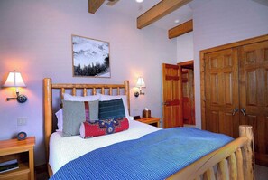 5 bedrooms, desk, iron/ironing board, travel cot