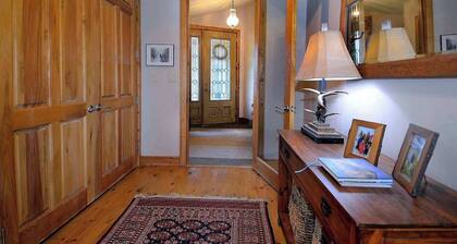 Creek Cove, Gorgeous home, hot tub, very private