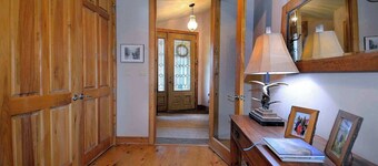 Creek Cove, Gorgeous home, hot tub, very private