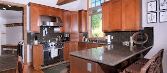 Creek Cove, Gorgeous home, hot tub, very private