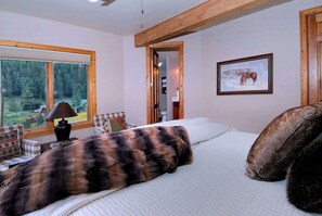 5 bedrooms, desk, iron/ironing board, travel crib - Creek Cove, Gorgeous home, hot tub, very private (Crested Butte)