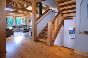 Interior - Creek Cove, Gorgeous home, hot tub, very private (Crested Butte)