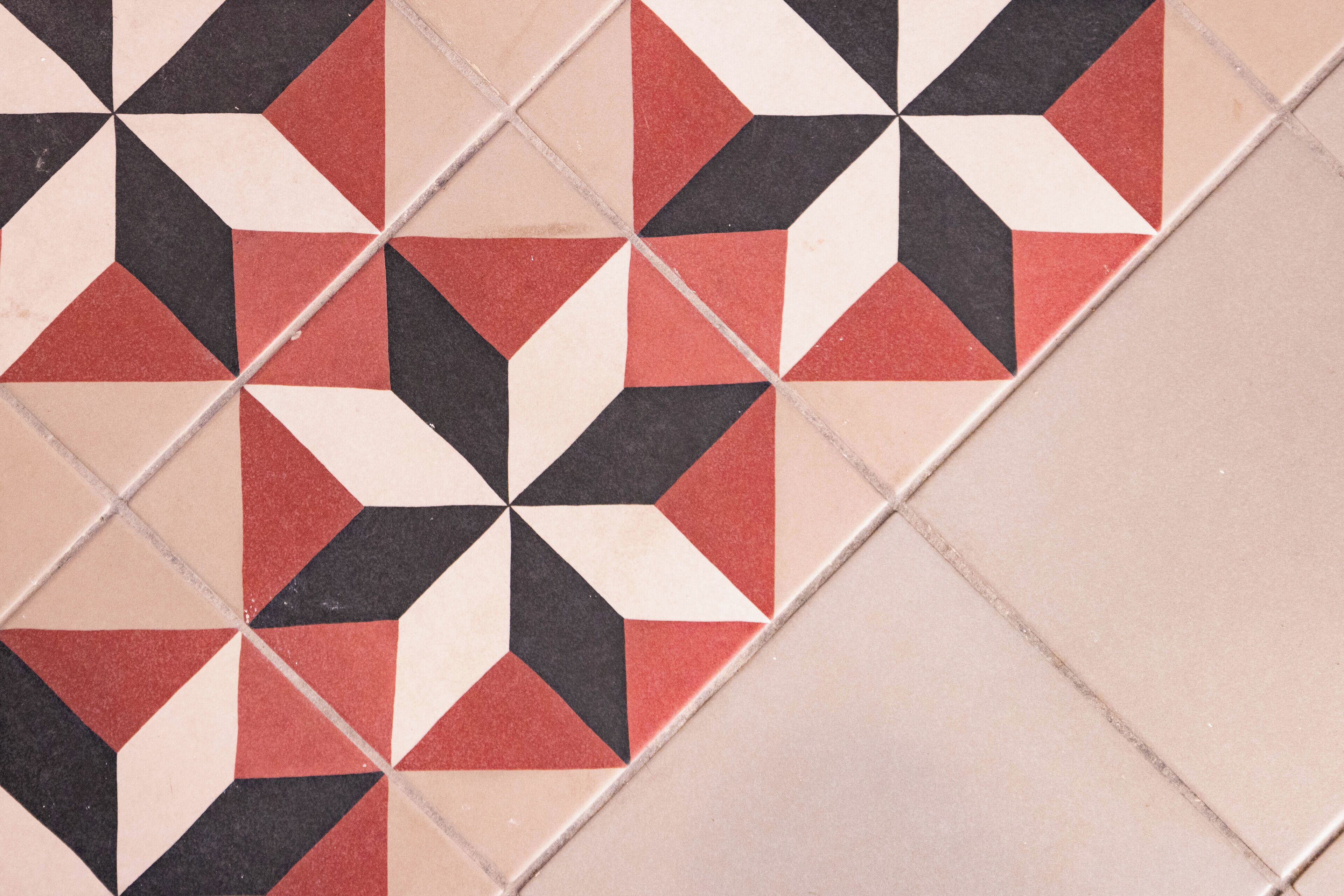 A geometric patterned tile design.
